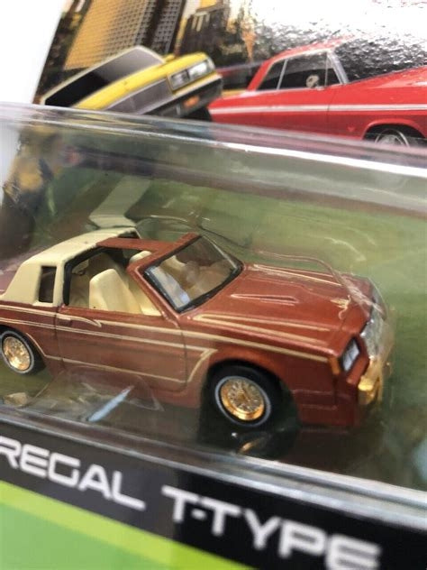 Maisto Buick Regal T-Type Lowrider 1987 – Cuivre métallisé et beige – Série « Lowriders » – 15494-21BRT Chase