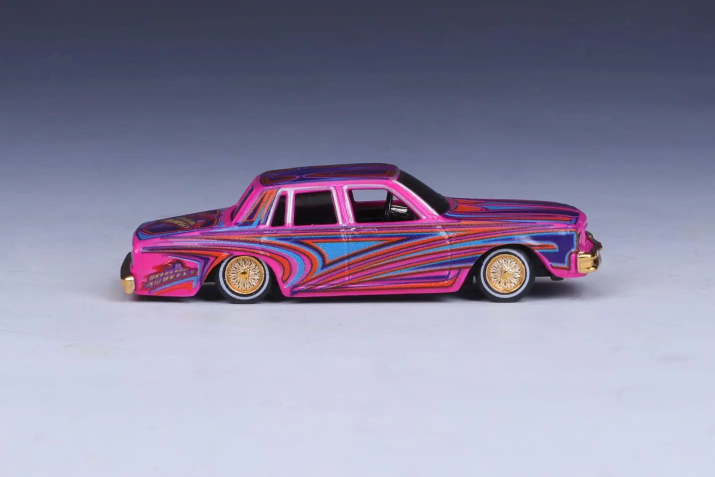 Maisto Chevy Caprice Lowrider – Rose bonbon – Série « Lowriders » – 15494-6127-02 – Convention World of Wheels