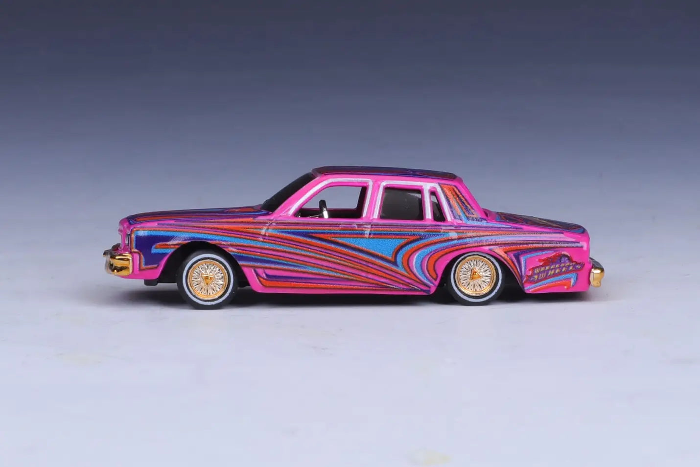 Maisto Chevy Caprice Lowrider – Rose bonbon – Série « Lowriders » – 15494-6127-02 – Convention World of Wheels