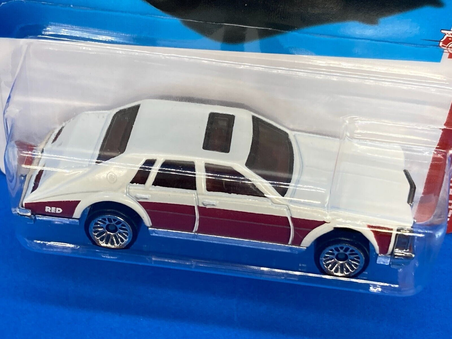 Hot Wheels Cadillac Seville HW Red Edition HKL57 '82 - Exclusivo de Target - Más (+) un Hot Wheel de bonificación
