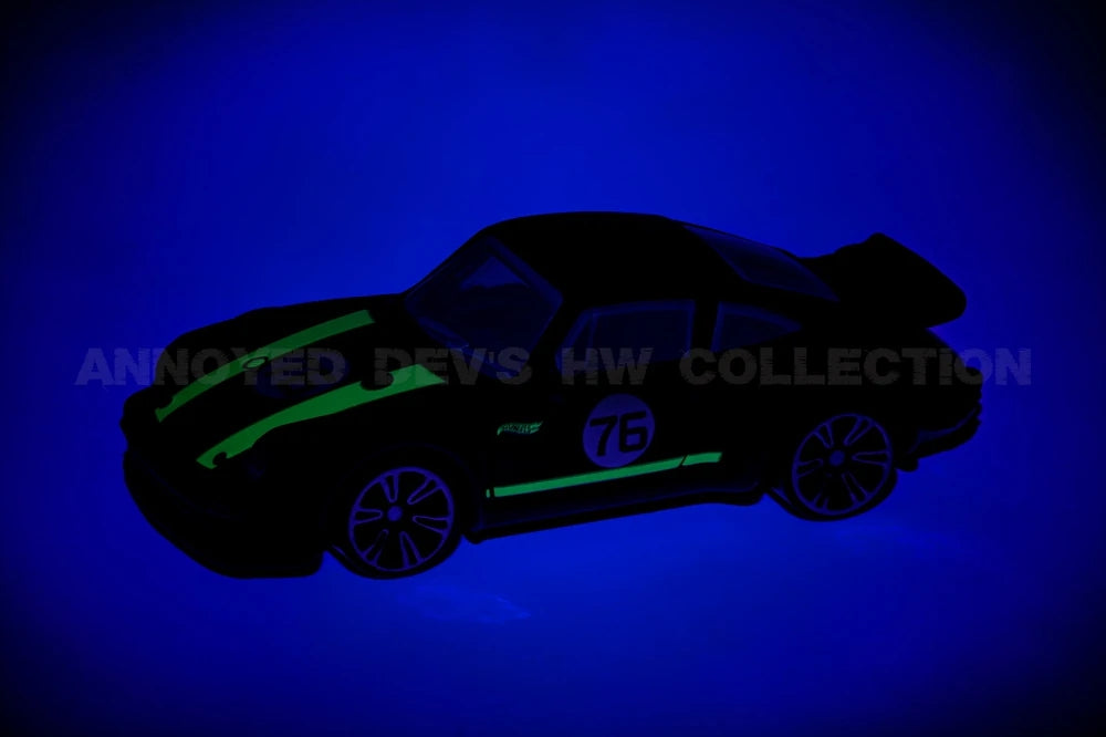 Hot Wheels 2017 Nissan GT-R (R35) - Série Neon Speeders 2023 - HLH75 - Plus (+) une Hot Wheel en bonus