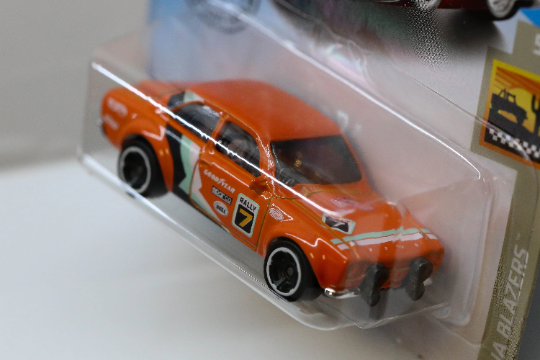 Hot Wheels '70 Ford Escort RS1600 HW Baja Blazers GHB86 - Más (+) un Hot Wheel de bonificación