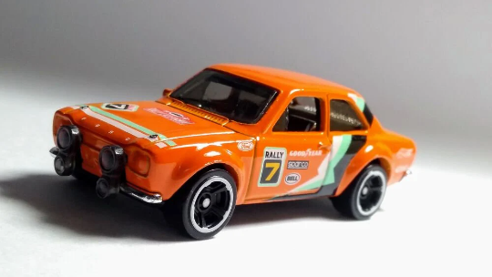 Hot Wheels '70 Ford Escort RS1600 HW Baja Blazers GHB86 - Más (+) un Hot Wheel de bonificación