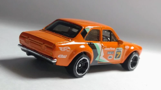 Hot Wheels '70 Ford Escort RS1600 HW Baja Blazers GHB86 - Más (+) un Hot Wheel de bonificación