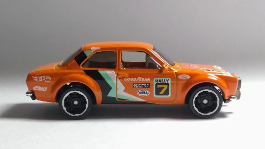 Hot Wheels '70 Ford Escort RS1600 HW Baja Blazers GHB86 - Más (+) un Hot Wheel de bonificación