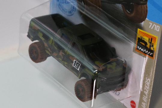 Hot Wheels '19 Chevy Silverado Trail Boss LT Pickup HW Baja Blazers GRX69 - Más (+) un Hot Wheel de bonificación