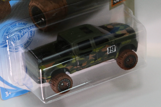 Hot Wheels '19 Chevy Silverado Trail Boss LT Pickup HW Baja Blazers GRX69 - Más (+) un Hot Wheel de bonificación