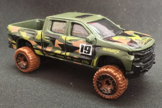 Hot Wheels '19 Chevy Silverado Trail Boss LT Pickup HW Baja Blazers GRX69 - Más (+) un Hot Wheel de bonificación