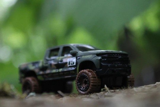 Hot Wheels '19 Chevy Silverado Trail Boss LT Pickup HW Baja Blazers GRX69 - Más (+) un Hot Wheel de bonificación