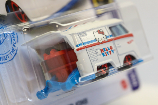 Hot Wheels Kool Kombi HW Screen Time GRX94 - Plus (+) un bonus Hot Wheel - Hello Kitty