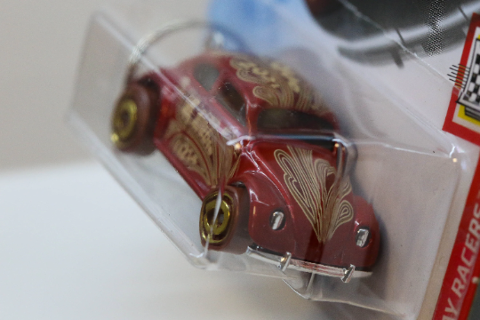 Hot Wheels Volkswagen Beetle HW Holiday Racers GRY79 Keychain - Valentine Edition - Perfect Gift