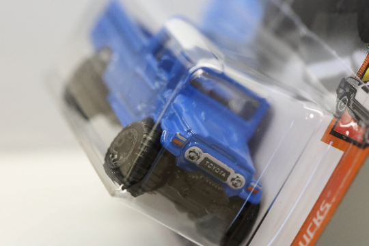 Hot Wheels Toyota Land Cruiser HW Hot Trucks GRY93 - Plus (+) un Hot Wheel en bonus