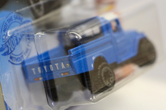 Hot Wheels Toyota Land Cruiser HW Hot Trucks GRY93 - Plus (+) un Hot Wheel en bonus
