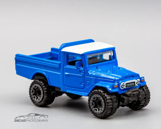 Hot Wheels Toyota Land Cruiser HW Hot Trucks GRY93 - Plus (+) un Hot Wheel en bonus