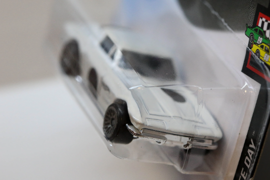 Hot Wheels '64 Corvette Sting Ray HW Race Day GTB88 - Plus (+) une Hot Wheel en bonus