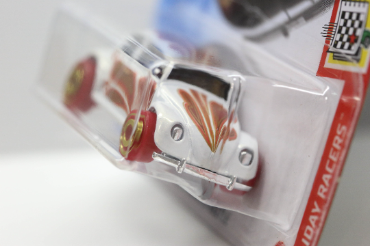 Hot Wheels Volkswagen Beetle HW Holiday Racers GTC73 - Valentine Edition