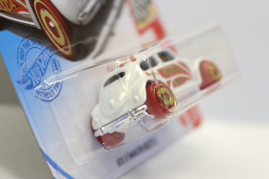 Hot Wheels Volkswagen Beetle HW Holiday Racers GTC73 - Valentine Edition