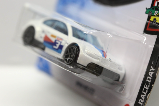 Hot Wheels BMW M3 GT2 HW Race Day GTC82 - Plus (+) une Hot Wheel en bonus