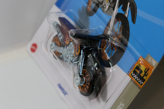 Hot Wheels HW450F Motorcycle HW Baja Blazers HCV55 - Plus (+) a Bonus Hot Wheel