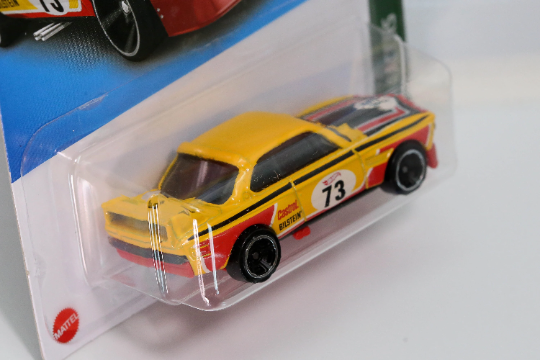 Hot Wheels '73 BMW 3.0 CSL Race Car HW Retro Racers HCW51 - Más (+) un Hot Wheel de bonificación