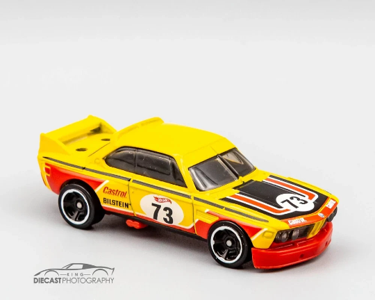 Hot Wheels '73 BMW 3.0 CSL Race Car HW Retro Racers HCW51 - Más (+) un Hot Wheel de bonificación