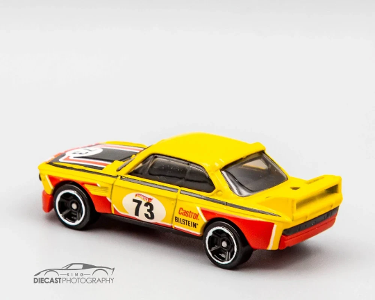 Hot Wheels '73 BMW 3.0 CSL Race Car HW Retro Racers HCW51 - Más (+) un Hot Wheel de bonificación