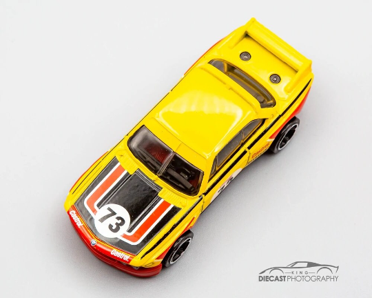 Hot Wheels '73 BMW 3.0 CSL Race Car HW Retro Racers HCW51 - Más (+) un Hot Wheel de bonificación