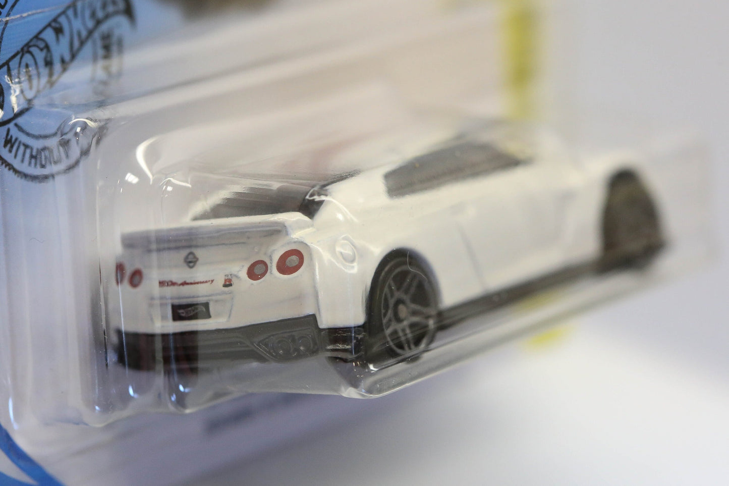 Hot Wheels '17 Nissan GT-R (R35) HW Speed Graphics GHC83 - Plus (+) a Bonus Hot Wheel