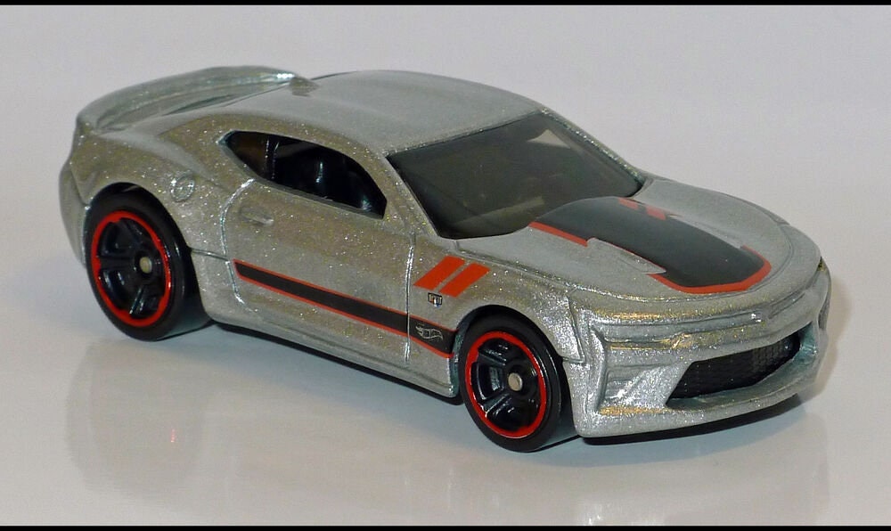 Hot Wheels '16 Camaro SS DTY96 - Más (+) un Hot Wheel de regalo - Modelo del 50.º aniversario