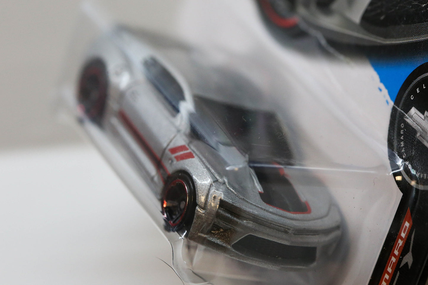 Hot Wheels '16 Camaro SS DTY96 - Más (+) un Hot Wheel de regalo - Modelo del 50.º aniversario