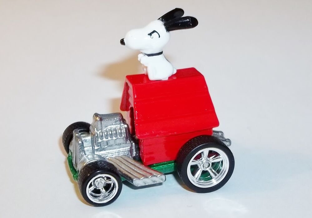 Hot Wheels Peanuts Snoopy DWJ89 - Entretenimiento retro premium con RealRiders - Edición limitada