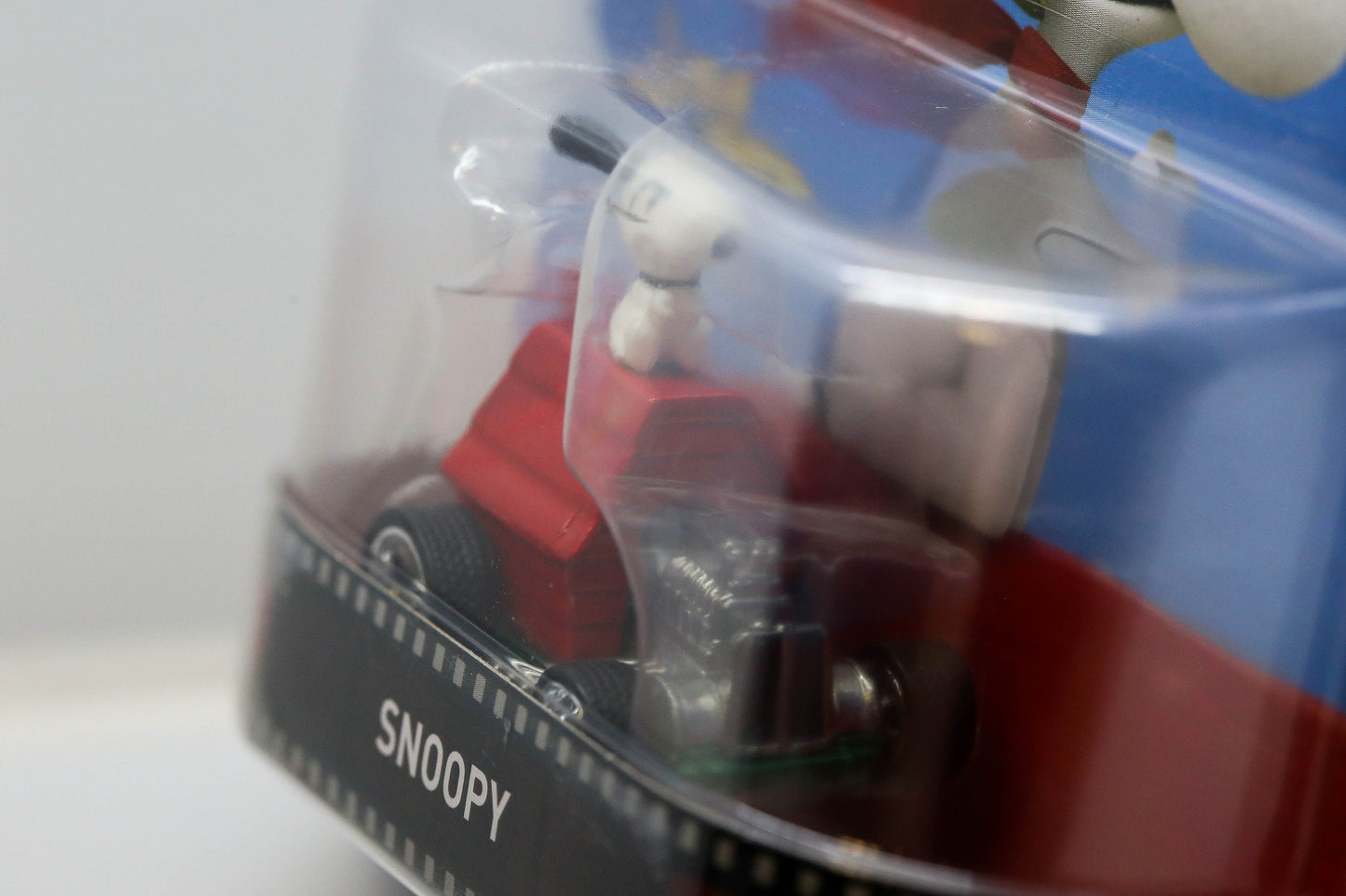 Hot Wheels Peanuts Snoopy DWJ89 - Entretenimiento retro premium con RealRiders - Edición limitada
