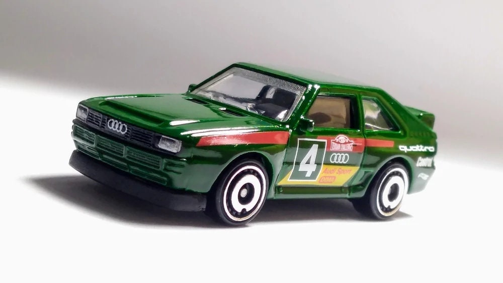 Hot Wheels '84 Audi Sport Quattro HW Baja Blazers FYF53 - Más (+) un Hot Wheel de bonificación
