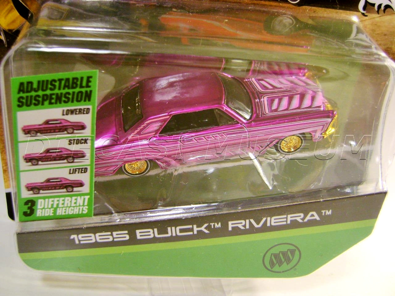 Maisto 1965 Buick Riviera Lowrider - Candy Purple - "Lowriders" Series - 15494-21 BRIV Chase