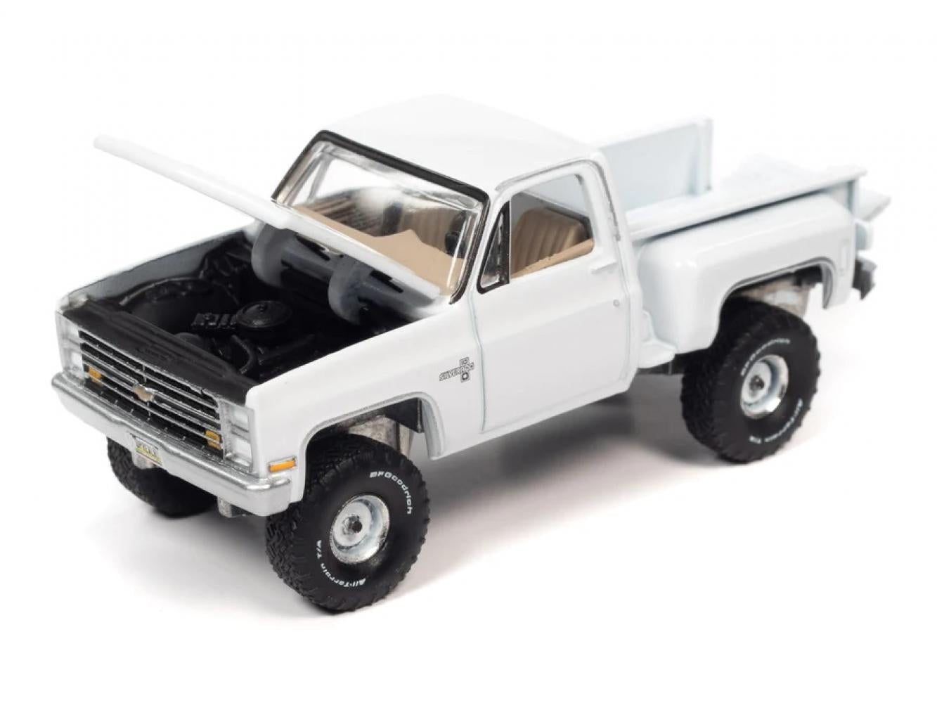 Auto World 1986 Chevy Silverado K10 Stepside Pickup  AW64352-B2 - White