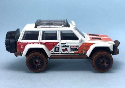 Hot Wheels '95 Jeep Cherokee HW Mud Studs HKL02 - Treasure Hunt - Plus (+) a Bonus Hot Wheel