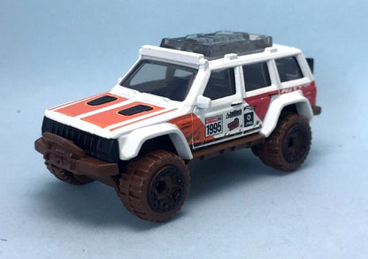 Hot Wheels '95 Jeep Cherokee HW Mud Studs HKL02 - Treasure Hunt - Plus (+) a Bonus Hot Wheel