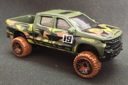 Hot Wheels '19 Chevy Silverado Trail Boss LT Pickup HW Baja Blazers GRX69 - Plus (+) a Bonus Hot Wheel