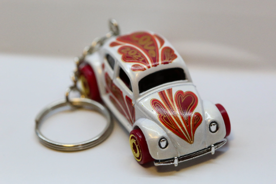 Hot Wheels Volkswagen Beetle HW Holiday Racers GTC73 Keychain - Valentine Edition - Plus (+) a Bonus Hot Wheel