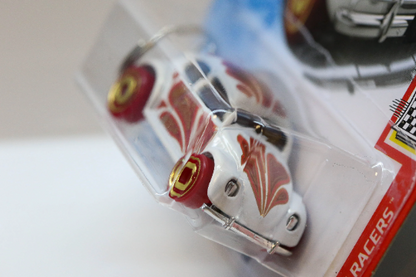 Hot Wheels Volkswagen Beetle HW Holiday Racers GTC73 Keychain - Valentine Edition - Plus (+) a Bonus Hot Wheel