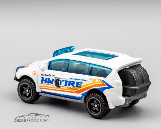 Hot Wheels Chrysler Pacifica HW Metro GTC89 - Treasure Hunt - Plus (+) a Bonus Hot Wheel